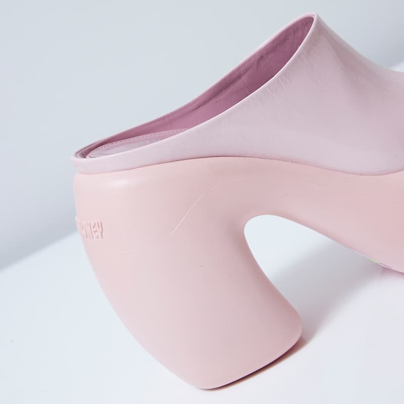Close-up Honey Bubble sabot in pink patent profile