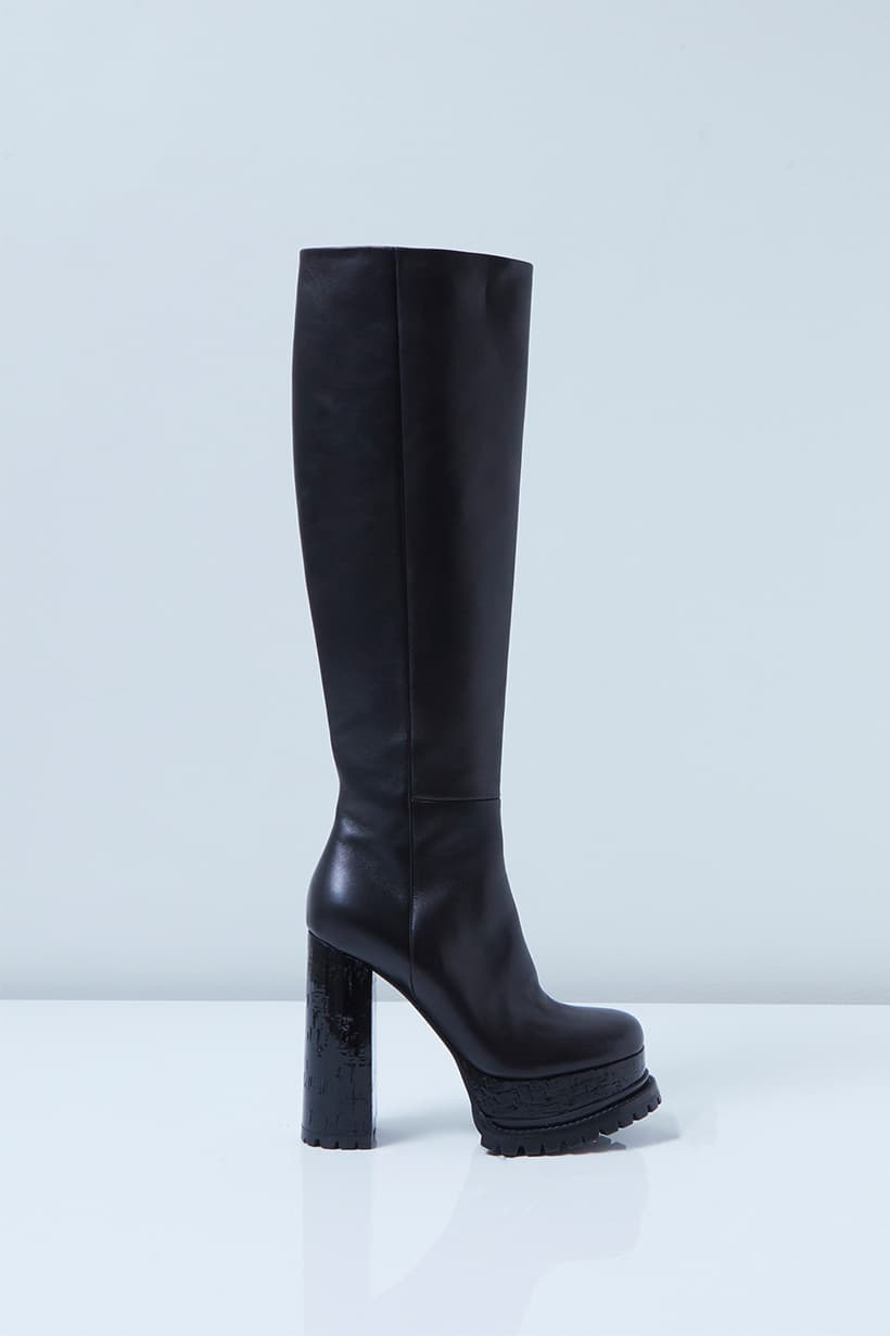 Lacquer Doll boot in black leather profile angle