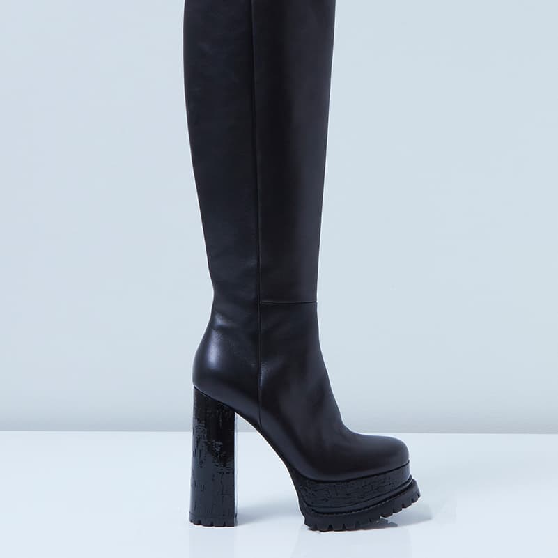 Lacquer Doll boot in black leather profile angle