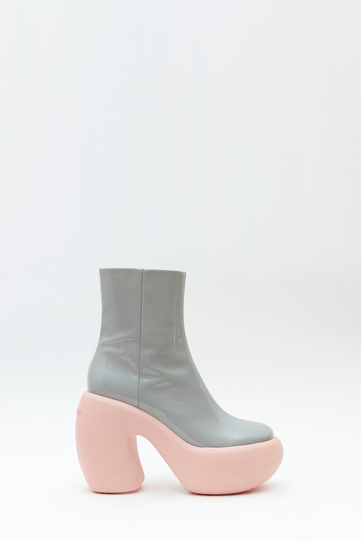Sideview of Honey Bubble ankle boot in grey with pink rubber sole from the Haus of Honey fall-winter 2023-24
