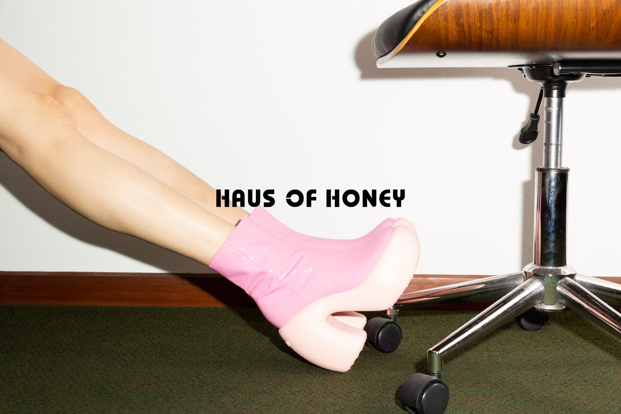 Women with Honey Bubble Boot in pink from the Haus of Honey fall-winter 2023-24