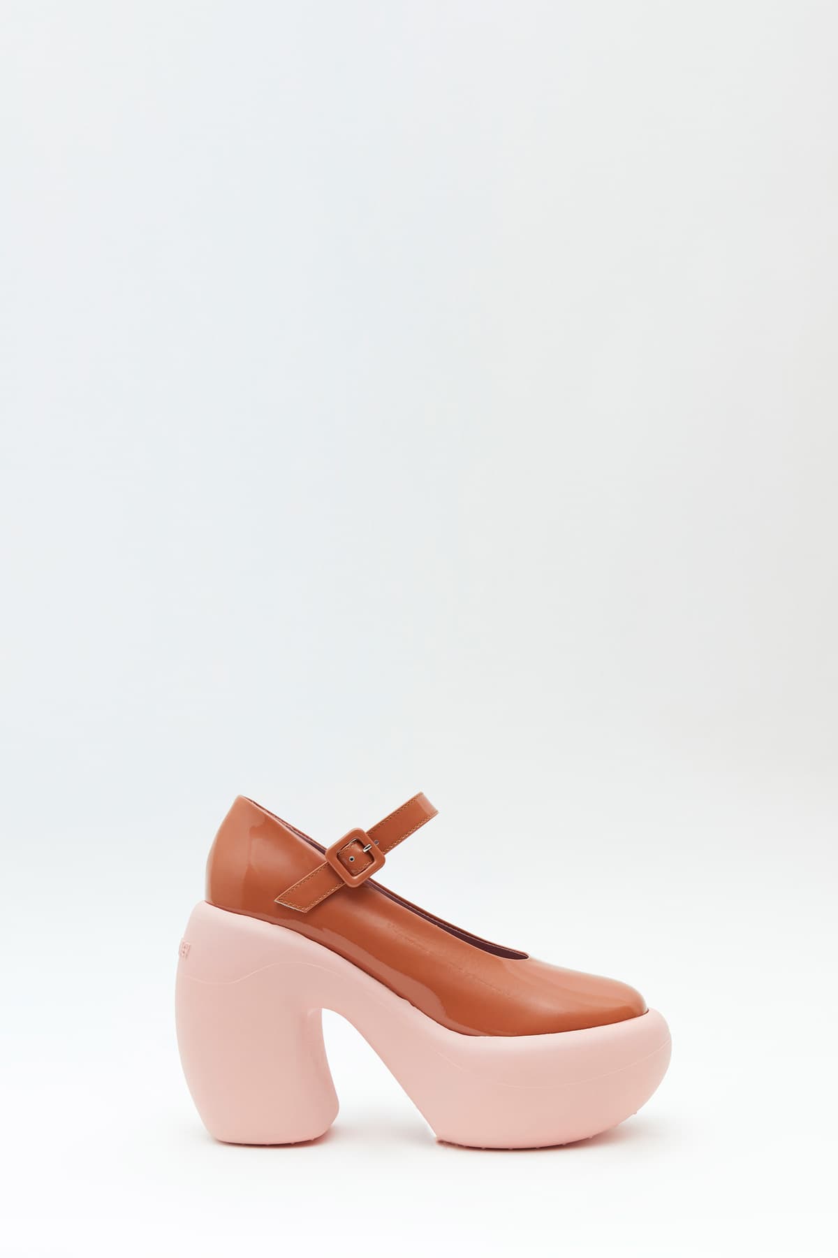 Sideview of Honey Bubble Mary Jane in cognac and pink rubber sole from the Haus of Honey fall-winter 2023-24