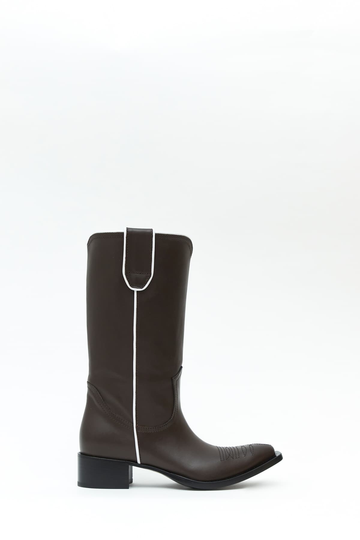 Sideview of Taxhoney boot in nutella-brown from the Haus of Honey fall-winter 2023-24