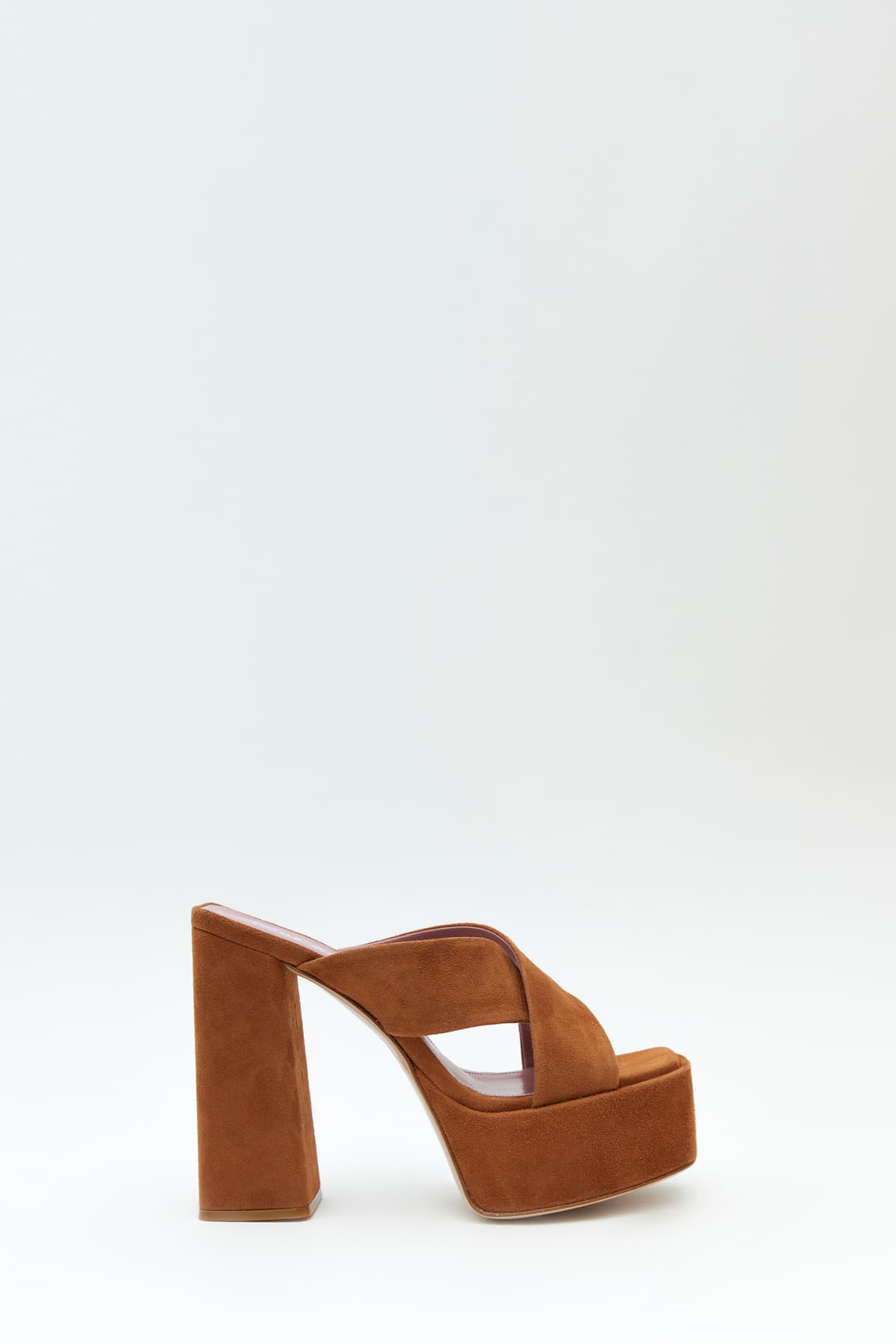 Sideview of The Wannabe mule in cognac from the Haus of Honey fall-winter 2023-24
